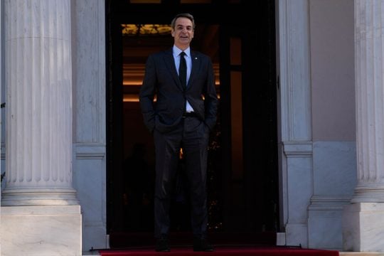 Στρίβειν διά του Συντάγματος